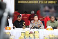Kabid Humas Polda Sumut Kombes Ferry Warantukan (kanan) dan Direktur Reserse narkoba Polda Sumut Kombes Jean Calvijn Simanjuntak, saat memimpin konferensi pers. Foto: Humas Polda Sumut