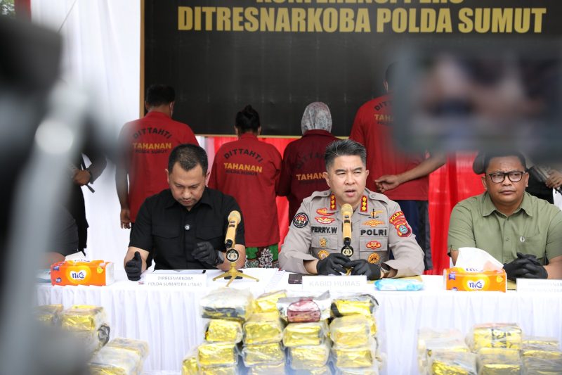 Kabid Humas Polda Sumut Kombes Ferry Warantukan (kanan) dan Direktur Reserse narkoba Polda Sumut Kombes Jean Calvijn Simanjuntak, saat memimpin konferensi pers. Foto: Humas Polda Sumut