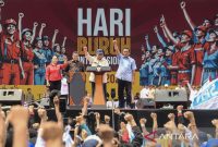 Presiden Prabowo Subianto (ketiga kiri) didampingi Presiden Konfederasi Serikat Pekerja Indonesia (KSPI) dan Presiden Partai Buruh Said Iqbal (kedua kiri), Presiden Konfederasi Serikat Buruh Seluruh Indonesia (KSBSI) Elly Rosita Silaban (kiri), dan Ketua Umum Konfederasi Serikat Pekerja Seluruh Indonesia (KSPSI) Pembaruan Jumhur Hidayat (kanan) menyampaikan pidatonya pada perayaan Hari Buruh Internasional 2025 di kawasan Monas, Jakarta, Kamis (1/5/2025). ANTARA FOTO/Muhammad Adimaja