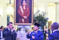 Presiden Prabowo Subianto (kanan) bersama Presiden Prancis Emmanuel Macron (kiri) saat jamuan makan malam di Istana Negara, Jakarta, Rabu (28/5/2025). Foto: ANTARA FOTO/Galih Pradipta