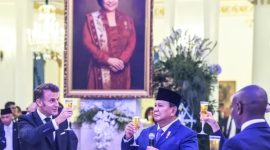 Presiden Prabowo Subianto (kanan) bersama Presiden Prancis Emmanuel Macron (kiri) saat jamuan makan malam di Istana Negara, Jakarta, Rabu (28/5/2025). Foto: ANTARA FOTO/Galih Pradipta