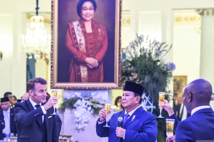 Presiden Prabowo Subianto (kanan) bersama Presiden Prancis Emmanuel Macron (kiri) saat jamuan makan malam di Istana Negara, Jakarta, Rabu (28/5/2025). Foto: ANTARA FOTO/Galih Pradipta