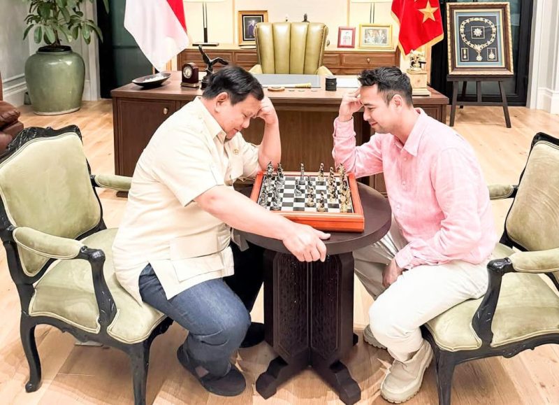 Raffi Ahmad bagikan momen saat melawan Presiden Prabowo bermain catur. Foto: Instagram/@raffinagita1717