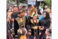 Tangkapan layar - Video prosesi adat nyongkolan viral di media sosial yang memperlihatkan pasangan belia.