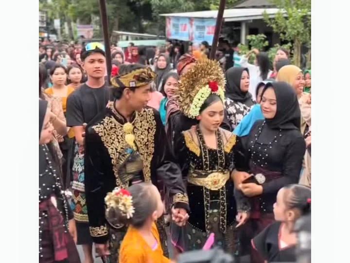 Tangkapan layar - Video prosesi adat nyongkolan viral di media sosial yang memperlihatkan pasangan belia.
