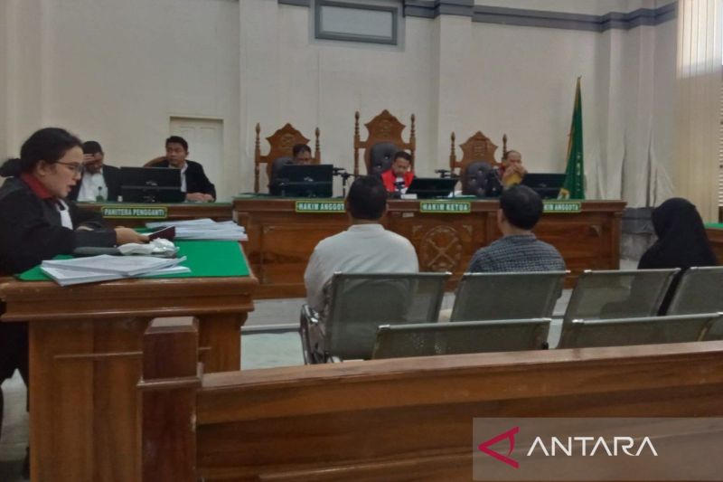 Terdakwa Saidurrahman (kiri) bersama dua terdakwa lainnya ketika mendengarkan tuntutan JPU Kejati Sumut di ruang sidang Cakra II, Pengadilan Tipikor pada Pengadilan Negeri Medan, Rabu (28/5). Foto: Antara