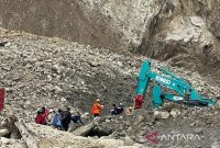Suasana proses evakuasi korban longsor di Gunung Kuda Cirebon, Jawa Barat, Jumat (30/5/2025). Foto: Antara