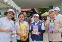 Gustri Ani Sinaga (kacamata) bersama Wakil Menteri Pariwisata RI, Ni Luh Enik Ermawati, Wakil Bupati Simalungun, Benny Sinaga (kiri) dan Kepala Perwakilan Bank Indonesia Pematangsiantar, Muqorobin memegang produk Tabo Tilapia Crispy. Foto: Antara/HO-Dokumen Pribadi