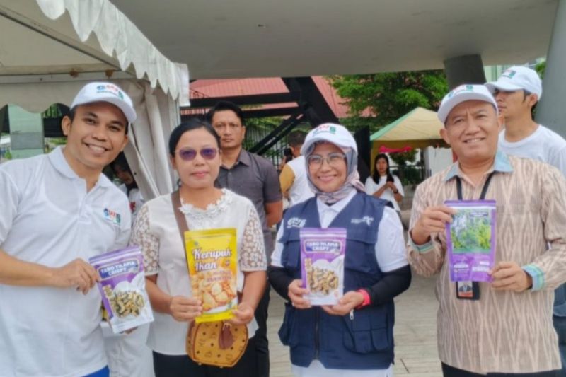Gustri Ani Sinaga (kacamata) bersama Wakil Menteri Pariwisata RI, Ni Luh Enik Ermawati, Wakil Bupati Simalungun, Benny Sinaga (kiri) dan Kepala Perwakilan Bank Indonesia Pematangsiantar, Muqorobin memegang produk Tabo Tilapia Crispy. Foto: Antara/HO-Dokumen Pribadi