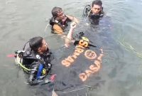 Tim SAR mengevakuasi remaja yang tenggelam di Pelabuhan Onan Runggu Samosir. Foto: tangkapan layar