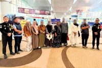 Imigrasi Kelas I Khusus TPI Medan menggagalkan pemberangkatan sembilan orang calon haji nonprosedural di Bandar Udara Internasional Kualanamu. Foto: Antara/HO