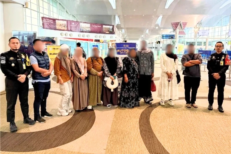 Imigrasi Kelas I Khusus TPI Medan menggagalkan pemberangkatan sembilan orang calon haji nonprosedural di Bandar Udara Internasional Kualanamu. Foto: Antara/HO