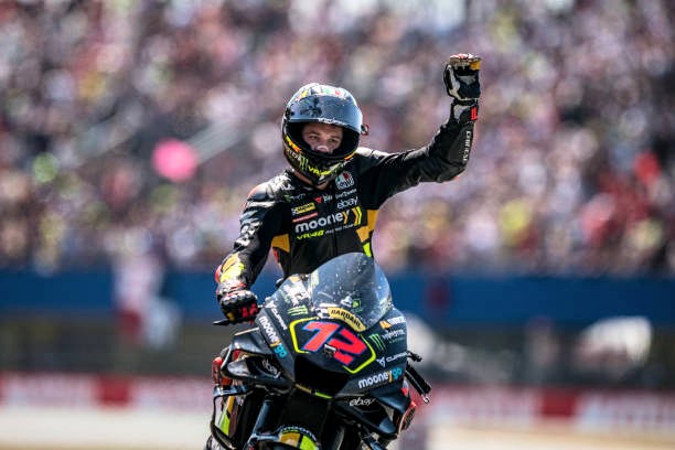 Marco Bezzecchi dari tim Aprilia melakukan selebrasi usai keluar sebagai pemenang MotoGP Inggris 2025 di Sirkuit Silverstone, Minggu (25/5). Foto: Getty Images