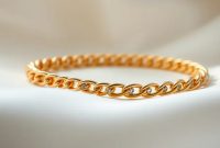 Salah satu produk termurah adalah UBS Gold Gelang Emas Bubbly - KKP5060C (17K) yang dibanderol seharga Rp 1.183.000, cocok untuk konsumen pemula yang ingin berinvestasi emas dalam bentuk perhiasan. 