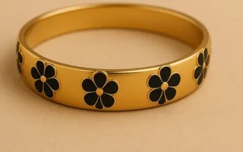 Harga emas perhiasan seperti gelang emas memang tidak selalu tersedia secara gamblang. Namun, ada beberapa faktor penting yang memengaruhi harga jualnya.