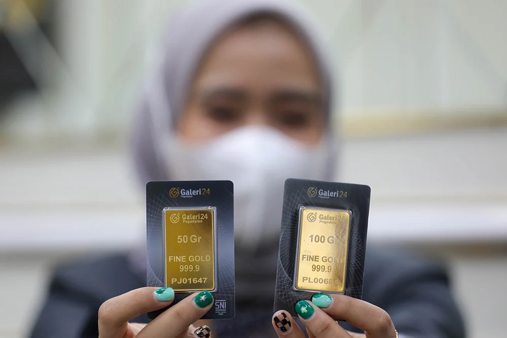 harga emas batangan bersertifikat Antam keluaran Logam Mulia PT Aneka Tambang Tbk (ANTM) turun Rp 25.000 di pasar spot.