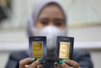 Harga emas Antam itu melonjak Rp 23.000 jika dibandingkan dengan harga yang dicetak pada Kamis (12/6) yang berada di level Rp 1.928.000 per gram.