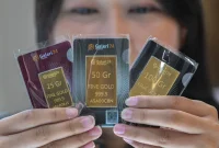 Harga emas Antam itu anjlok Rp 23.000 jika dibandingkan dengan harga yang dicetak pada Jumat (27/6) yang berada di level Rp 1.907.000 per gram.