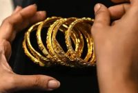 Harga emas dunia anjlok lebih dari 1% setelah mencapai level tertinggi dalam hampir empat minggu.