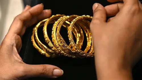 Harga emas dunia anjlok lebih dari 1% setelah mencapai level tertinggi dalam hampir empat minggu.