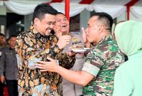 Gubernur Sumut Bobby Nasution dan Pangdam I/BB Mayjen TNI Rio Firdianto saat perayaan HUT ke-75 Kodam I/BB. Foto: Diskominfo Sumut 