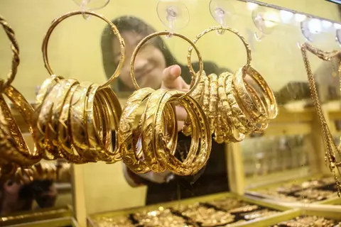 Harga emas perhiasan hari ini, Senin 16 Juni 2025, kembali menjadi sorotan masyarakat yang ingin berinvestasi atau membeli perhiasan emas. 
