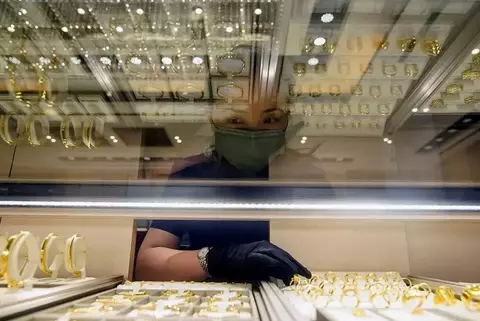 Harga emas perhiasan mengalami perubahan berdasarkan perkembangan pasar global dan nilai tukar rupiah. 