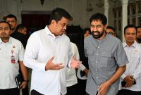 Gubernur Sumut, Bobby Nasution (kiri) berbincang dengan Gubernur Aceh, Muzakir Manaf, di Meuligoe Gubernur Aceh, Banda Aceh. Foto: Diskominfo Sumut