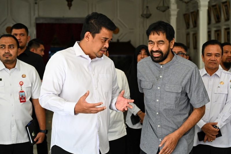 Gubernur Sumut, Bobby Nasution (kiri) berbincang dengan Gubernur Aceh, Muzakir Manaf, di Meuligoe Gubernur Aceh, Banda Aceh. Foto: Diskominfo Sumut