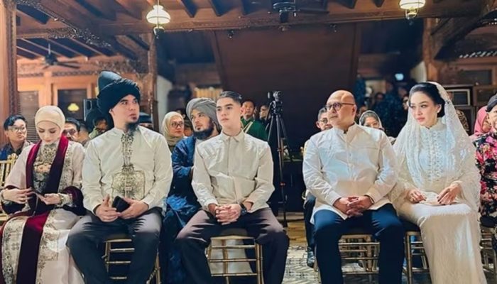 Momen Langka! Ahmad Dhani Cium Tangan Ayah Maia Estianty, tapi Cuek ke Sang Ibunda di Pernikahan Al Ghazali