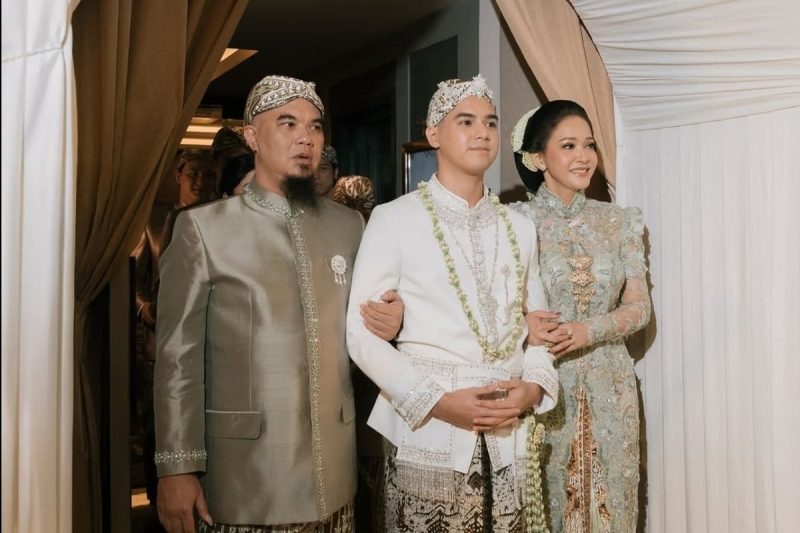 Salah satu foto yang diunggah Al Ghazali di Instagram memperlihatkan dirinya diantar oleh kedua orangtuanya, Ahmad Dhani dan Maia Estianty, menuju pelaminan. Foto: Instagram/@alghazali7