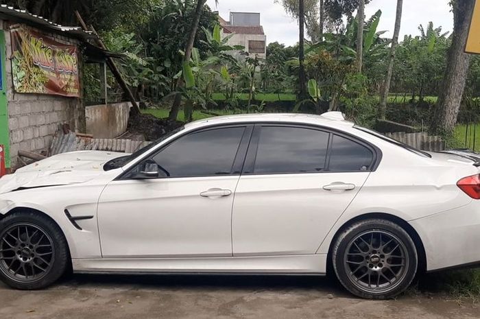 Mobil MBW yang menabrak mahasiswa UGM. Foto: Kompas.com