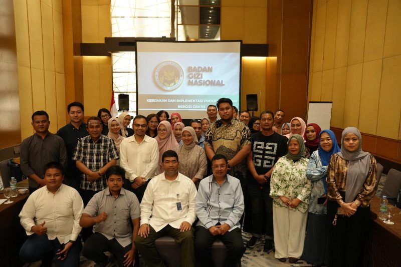 Direktur Pemberdayaan dan Partisipasi Masyarakat Badan Gizi Nasional (BGN), Tengku Syahdana (kemeja putih duduk).