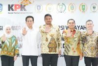 Gubernur Sumut Bobby Nasution (tengah) menyambangi gedung KPK di Jakarta, Senin (28/4/2025. Foto: Diskominfo Sumut