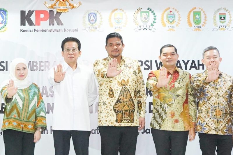 Gubernur Sumut Bobby Nasution (tengah) menyambangi gedung KPK di Jakarta, Senin (28/4/2025. Foto: Diskominfo Sumut