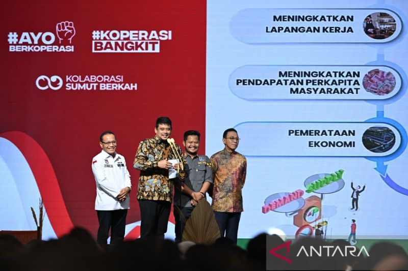 Gubernur Sumut Bobby Nasution (kedua kiri) dalam sosialisasi oembentukan Koperasi Desa/Kelurahan Merah Putih di Aula Raja Inal Siregar, Kantor Gubernur Sumut, Rabu (30/4/2025). Foto: Diskominfo Sumut