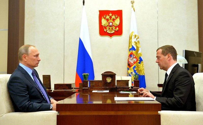 Presiden Rusia, Vladimir Putin (kiri) bersama Wakil Ketua Dewan Keamanan Rusia, Dmitry Medvedev. 