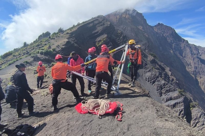 Proses evakuasi pendaki asal Brasil yang jatuh di Gunung Rinjani oleh Tim SAR Gabungan. Foto: Dok. Humas SAR Mataram