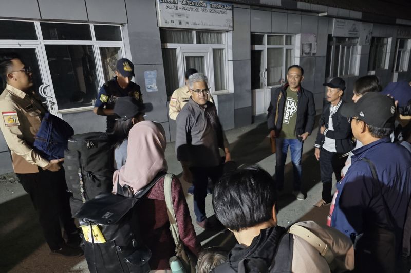 Kepala Biro Dukungan Strategis Pimpinan (BDSP) dan Juru Bicara Kemlu RI Rolliansyah Soemirat, yang awal tahun ini dilantik sebagai Duta Besar RI untuk Iran, mendampingi sejumlah WNI yang dievakuasi sampai ke Kota Astara di perbatasan Iran-Azerbaijan pada Sabtu (21/6/2025) malam. Foto: Antara/HO-Kemlu RI