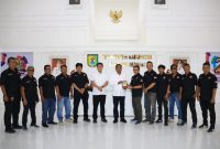 Jajaran pengurus Forwakum Sergai memberikan plakat kepada Bupati Darma Wijaya seusai beraudiensi, Rabu (25/6).