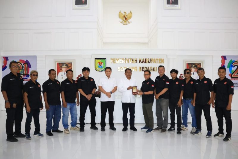 Jajaran pengurus Forwakum Sergai memberikan plakat kepada Bupati Darma Wijaya seusai beraudiensi, Rabu (25/6).