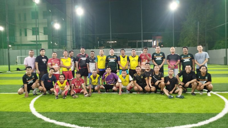 Forwakum dan Kejari Belawan foto bersama seusai laga persahabatan sepakbola mini soccer di Lapangan Gajah Mada, Kota Medan, Rabu (18/6) malam.