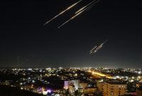 Ilustrasi - Rudal Iran di langit Israel. Foto: Anadolu Agency