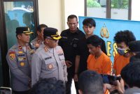 Kapolrestabes Medan, Gidion Arif Setyawan mengintrogasi dua komplotan geng motor pembegal korban, Senin (30/6).