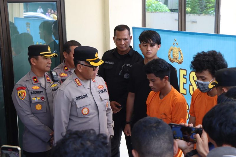 Kapolrestabes Medan, Gidion Arif Setyawan mengintrogasi dua komplotan geng motor pembegal korban, Senin (30/6).
