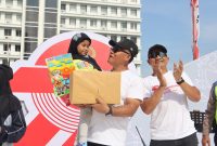 Kapolrestabes Medan, Gidion Arif Setyawan berbaur dengan warga Kota Medan, pada acara Semarak Pelayanan Polri di CFD Medan, Minggu (22/6).
