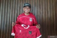 Seorang fans Tim Nasional (Timnas) Indonesia Heri Istiawan menunjukkan jersi dengan penuh tanda tangan para pemain Timnas Indonesia di Sanur, Denpasar, Bali, Minggu (1/6/2025).Foto: Antara/Dewa Ketut Sudiarta Wiguna