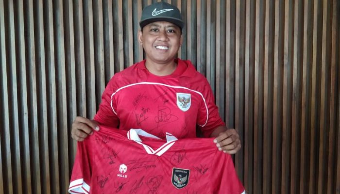 12 Juta untuk Cinta: Heri, Fans Timnas Indonesia yang Berburu Tanda Tangan di Bali