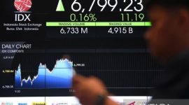 Pekerja memotret layar yang menampilkan pergerakan Indeks Harga Saham Gabungan (IHSG) menggunakan gawai di Bursa Efek Indonesia, Jakarta.