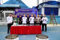 Rutan Kelas I Medan melakukan pemusnahan barang bukti hasil razia yang dikumpulkan selama enam bulan terakhir dari dalam blok hunian. Foto: Humas Rutan Kelas I Medan